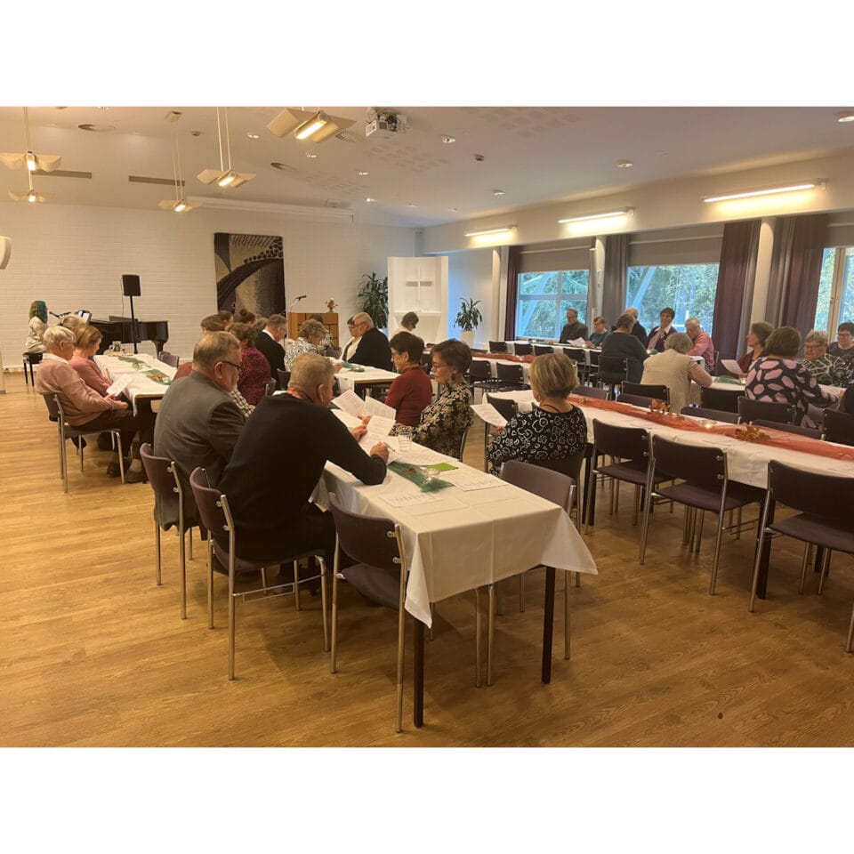 Kuva seurakuntatalon kuukausikokoontumisesta